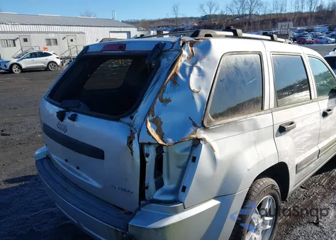 2005 Jeep Grand Cherokee Laredo z USA, uszkodzony, nr VIN 1J8GR48KX5C541332